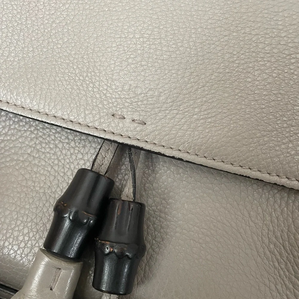 Authentic GUCCI Tasseled Lady Bamboo grey leather single flap crossbody bag. - Picture 4 of 16